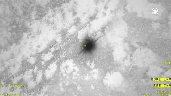 Изображение с БПЛА Akinci, на котором виден источник тепла в районе поиска вертолета Раиси. Кадр из трансляции