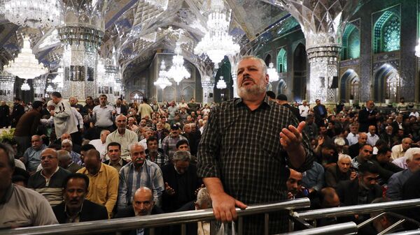 Иранские паломники молятся за президента Эбрахима Раиси в мавзолее Имама Резы в городе Мешхед