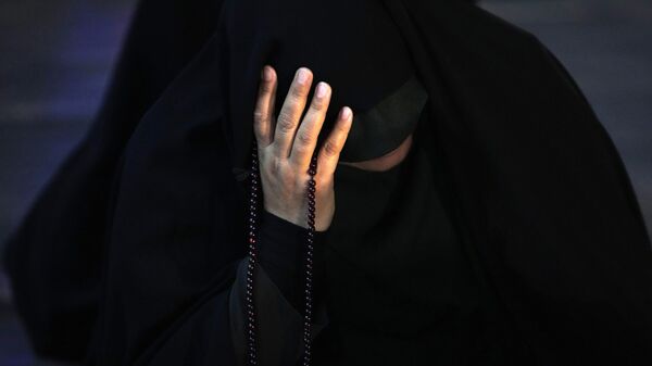 Иранская женщина молится за президента Эбрахима Раиси на площади Вали-Аср в центре Тегерана, Иран