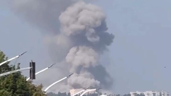 Дым на месте взрыва в Луганске. Кадр видео очевидца