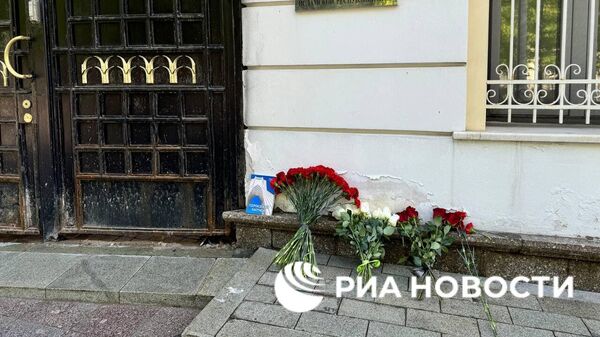 Цветы в память о погибшем президенте Ирана Эбрахиме Раиси у здания посольства страны в Москве