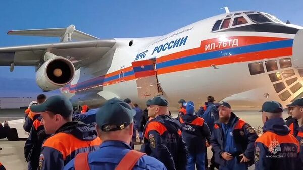 Транспортный самолет Ил-76 МЧС России в аэропорту Жуковский перед вылетом в Тебриз, Иран. Кадр видео