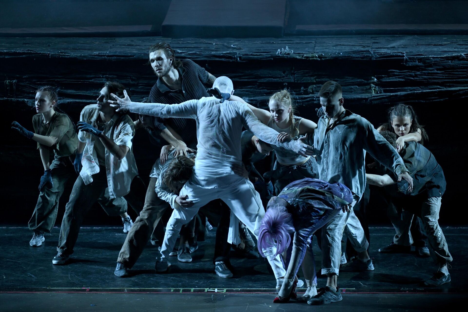 Мультимедийное театрально-цирковое шоу Антигравитация во Дворце культуры имени Горбунова в Москве