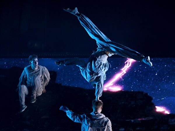 Мультимедийное театрально-цирковое шоу Антигравитация в постановке режиссера Андрея Кольцова во Дворце культуры имени Горбунова в Москве