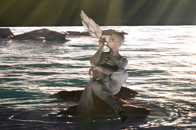 Актер Андрей Кислицин в сцене из мультимедийного театрально-циркового шоу АНТИГРАВИТАЦИЯ в постановке режиссера, солиста Цирка Дю Солей Андрея Кольцова во Дворце культуры имени Горбунова в Москве