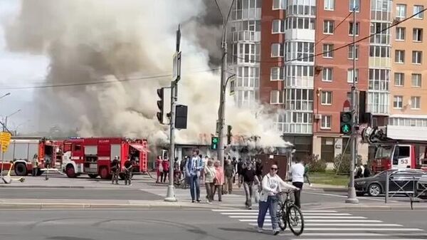 Пожар в ресторане на Богатырском проспекте в Санкт-Петербурге. Кадр видео