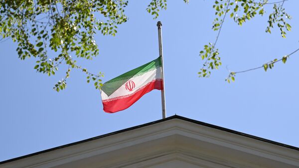 Флаг Ирана над зданием посольства страны в Москве, приспущенный в знак траура по погибшему президенту страны Эбрахиму Раиси и главе иранского МИД Хосейну Абдоллахиану