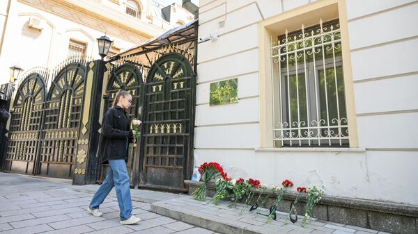 Цветы у посольства Ирана в Москве в память о погибшем президенте страны Эбрахиме Раиси и главе иранского МИД Хосейне Абдоллахиане