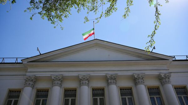 Флаг Ирана над зданием посольства страны в Москве, приспущенный в знак траура по погибшему президенту страны Эбрахиму Раиси