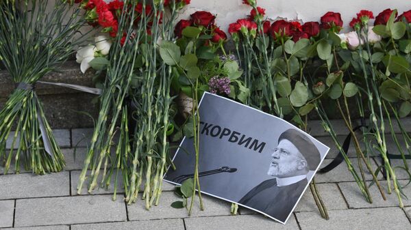Цветы у посольства Ирана в Москве в память о погибшем президенте страны Эбрахиме Раиси и главе иранского МИД Хосейне Абдоллахиане