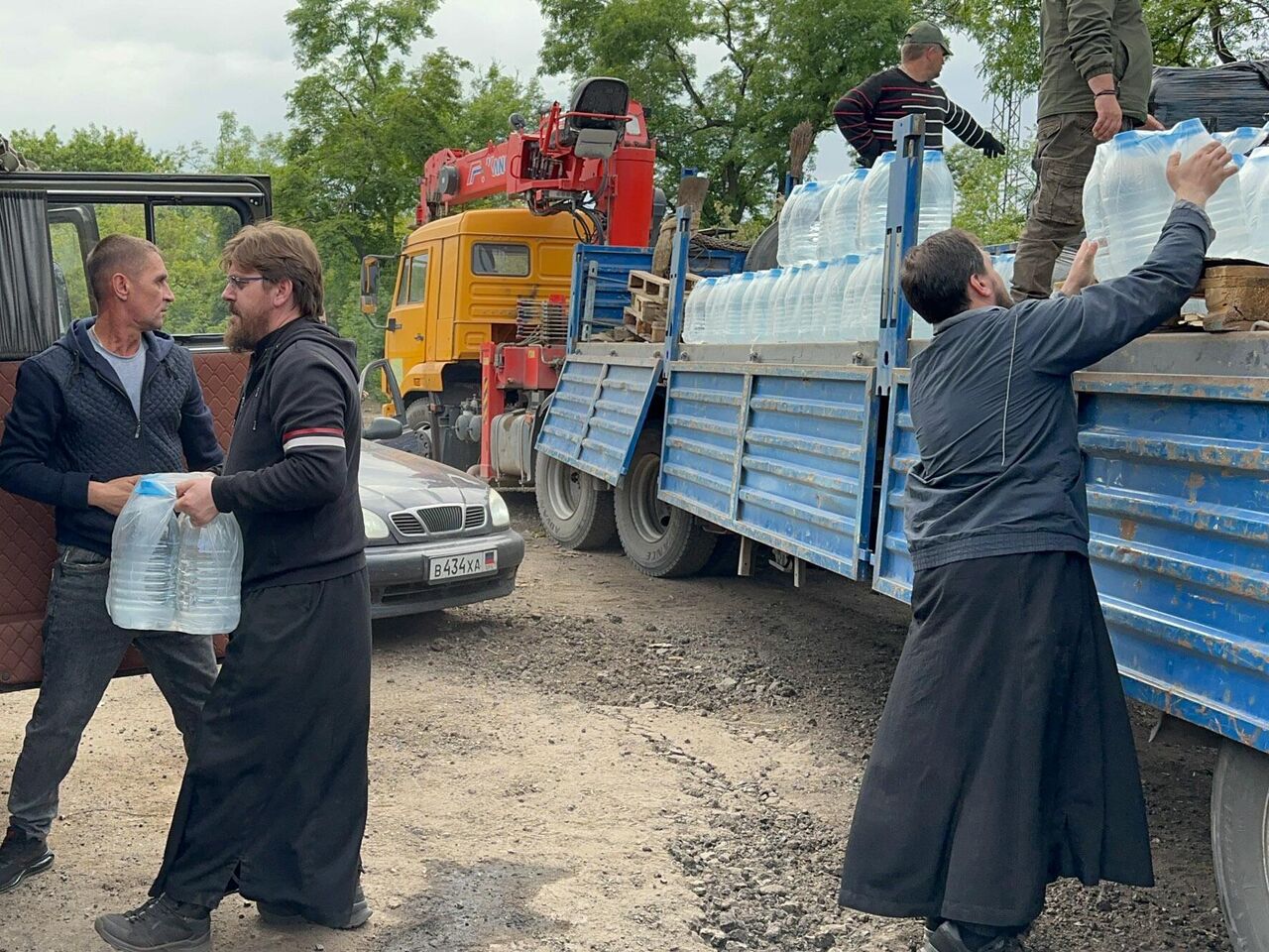 Орловская епархия доставила бойцам СВО 20 тонн воды и продукты - РИА  Новости, 20.05.2024