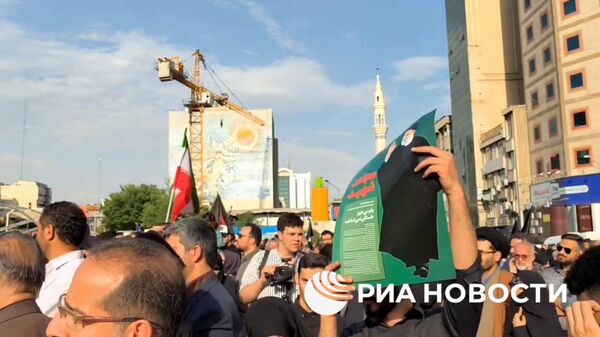 Траурный митинг в память о погибшем президенте Ирана