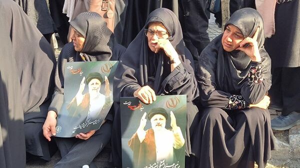 Траурный митинг в Тегеране в память о погибшем президенте Ирана Эбрахиме Раиси