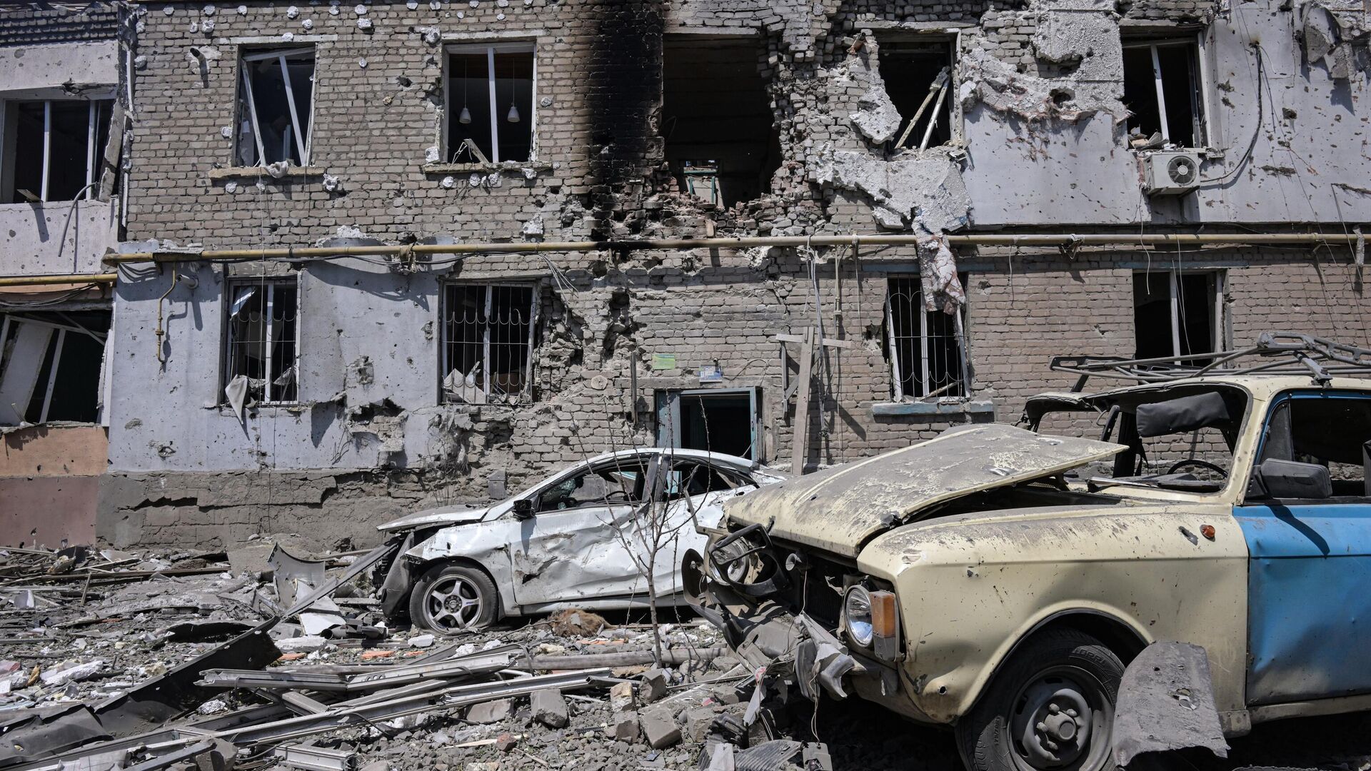 Разрушенный жилой квартал в результате нанесения ракетного удара со стороны ВСУ в поселке Юбилейный в Луганске - РИА Новости, 1920, 03.06.2024