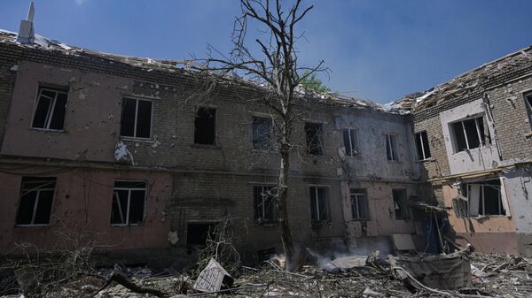 Разрушенный жилой квартал в результате нанесения ракетного удара со стороны ВСУ в поселке Юбилейный в Луганске