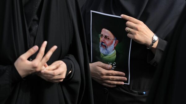 Траурный митинг в Тегеране в память о погибшем президенте Ирана Эбрахиме Раиси