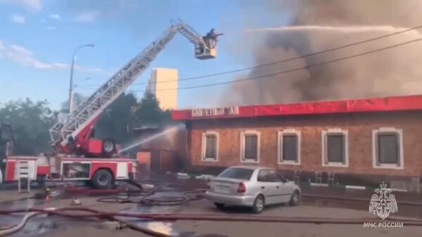 Сотрудники МЧС ликвидируют пожар в ресторане в Люблино. Кадр видео
