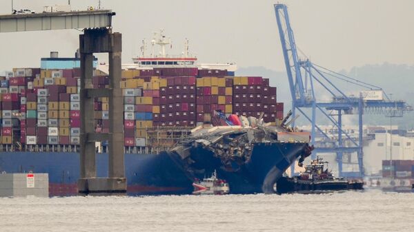 Буксиры сопровождают грузовое судно Дали в Балтиморе. 20 мая 2024