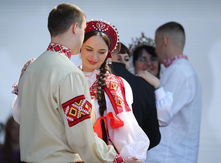 Выставка Россия. Всероссийский свадебный фестиваль. Торжественная церемония бракосочетания пар из ЦФО