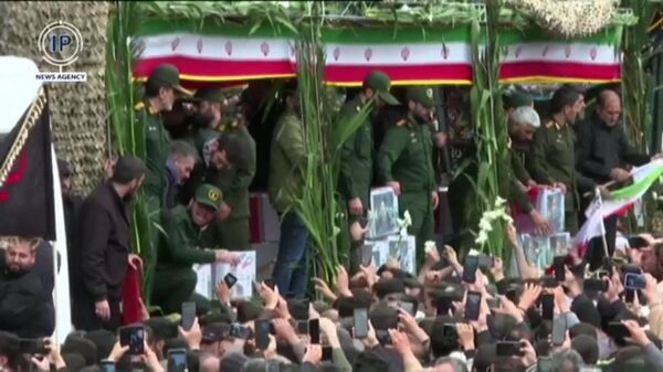 Церемония прощания с погибшим президентом Раиси в иранском Тебризе