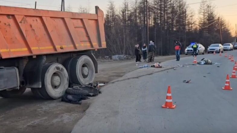 Место ДТП, где произошло столкновение мотоцикла и Камаза на Колыме - РИА Новости, 1920, 21.05.2024