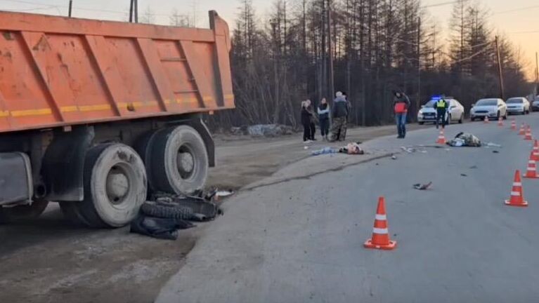 Место ДТП, где произошло столкновение мотоцикла и Камаза на Колыме - РИА Новости, 1920, 21.05.2024