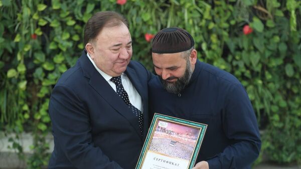 Глава Ингушетии Махмуд-Али Калиматов вручил сертификаты на совершение Хаджа 24 жителям республик