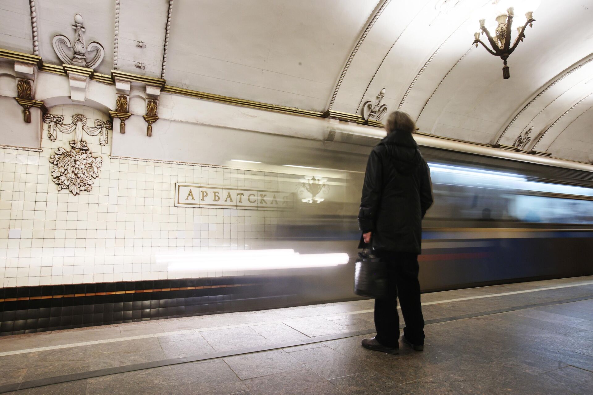 Пассажир на станции Арбатская Арбатско-Покровской линии Московского метрополитена - РИА Новости, 1920, 21.05.2024