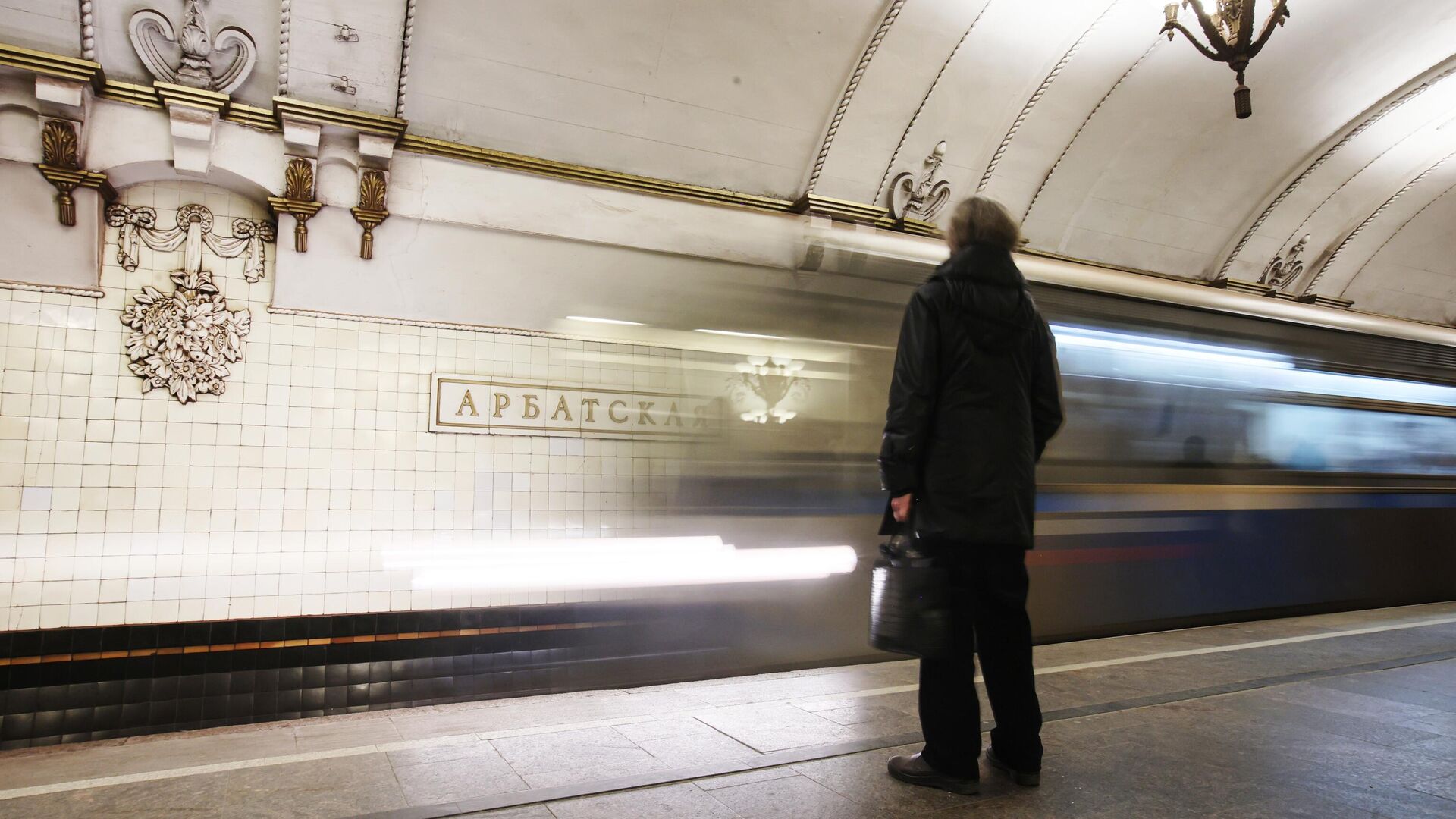 Пассажир на станции Арбатская Арбатско-Покровской линии Московского метрополитена - РИА Новости, 1920, 17.08.2024