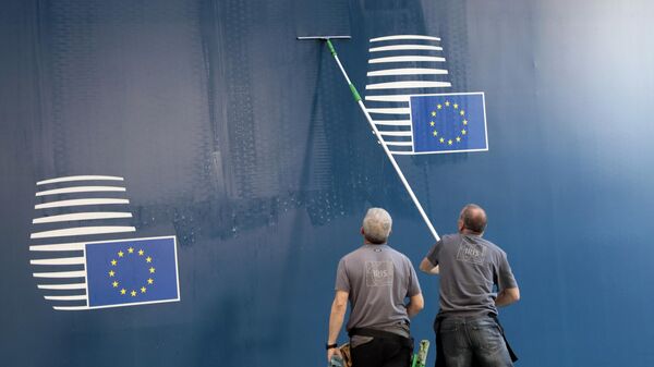Рабочие моют логотип ЕС в Брюсселе