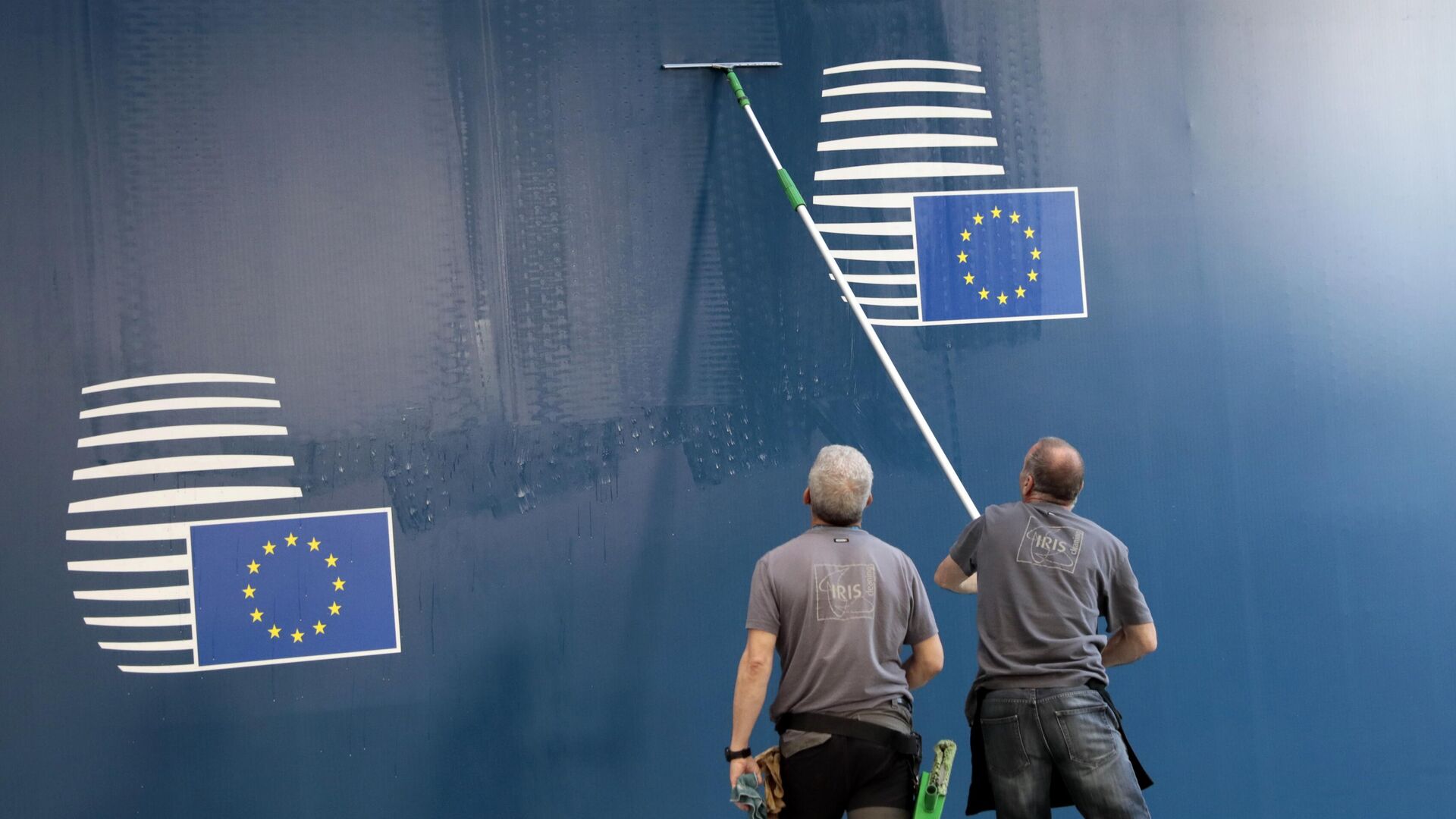 Рабочие моют логотип ЕС в Брюсселе - РИА Новости, 1920, 21.06.2024