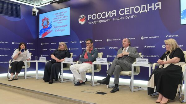 Участники пресс-конференции, посвященной X Всероссийскому фестивалю семейных театров Сказка приходит в твой дом