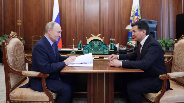 Президент РФ Владимир Путин и глава Республики Калмыкия Бату Хасиков во время встречи. 21 мая 2024