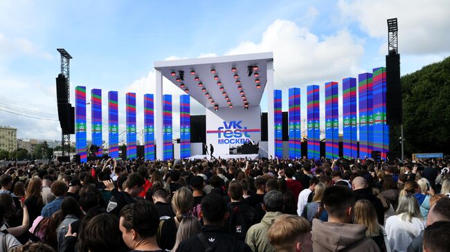 Посетители на фестивале VK FEST 2023 в Центральном парке культуры и отдыха имени Горького в Москве
