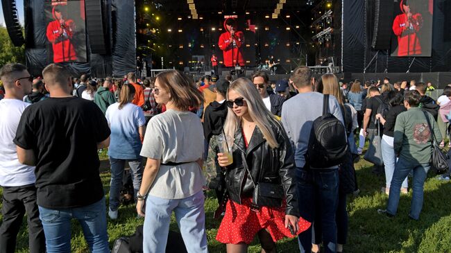 Посетители на музыкальном фестивале под открытым небом Пикник Афиши в музее-заповеднике Коломенское
