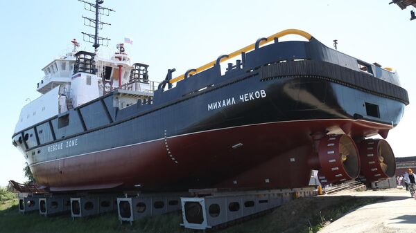 Буксирное судно Михаил Чеков, которое строится по заказу министерства обороны РФ, спустили на воду в Астрахани