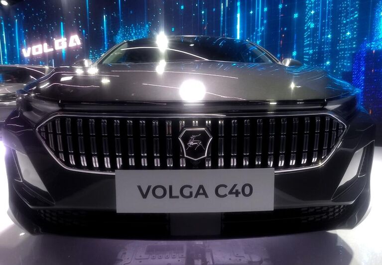 Новый автомобиль Volga C40 в павильоне марки VOLGA на выставке IX конференции Цифровая индустрия промышленной России в Нижнем Новгороде.