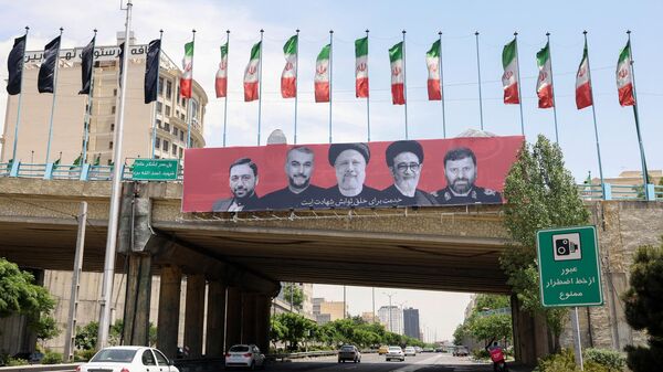 Портреты президента Ирана Эбрахима Раиси, министра иностранных дел Хосейна Амира Абдоллахиана и других погибших при крушении вертолета в Тегеране