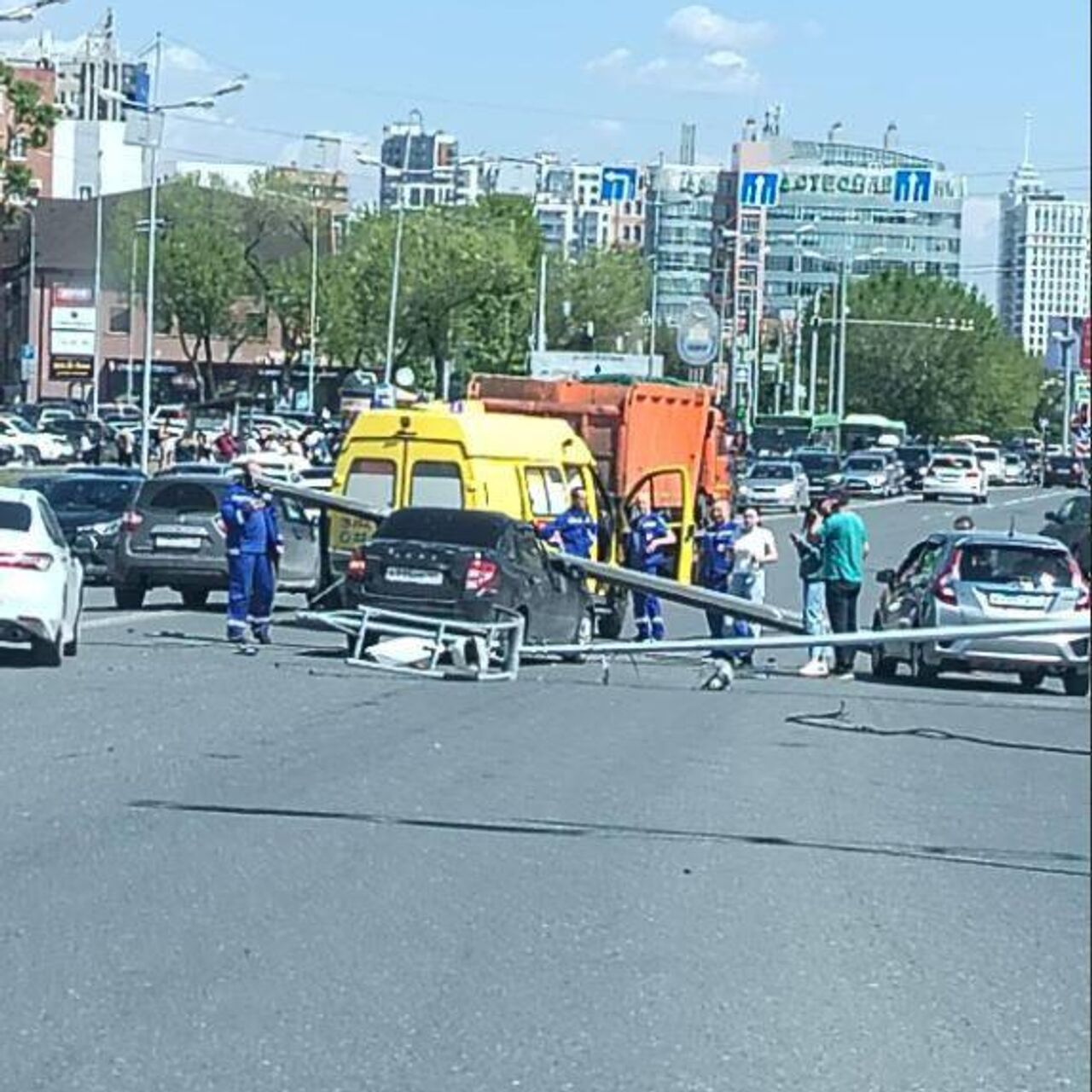 Жительнице Тюмени сделали предложение после падения столба на ее машину -  РИА Новости, 21.05.2024