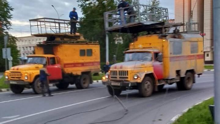 Аварийные службы восстанавливают троллейбусную сеть в Великом Новгороде - РИА Новости, 1920, 21.05.2024