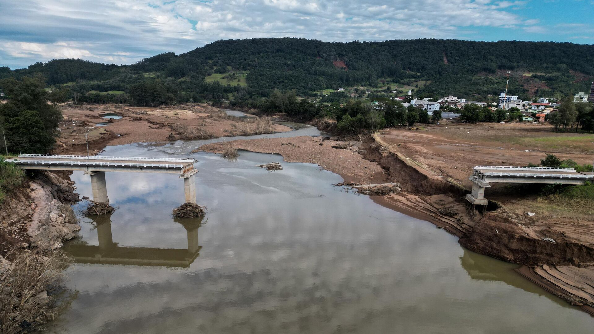 Разрушенный после наводнений мост в штате Риу-Гранди-ду-Сул, Бразилия. 21 мая 2024 - РИА Новости, 1920, 22.05.2024