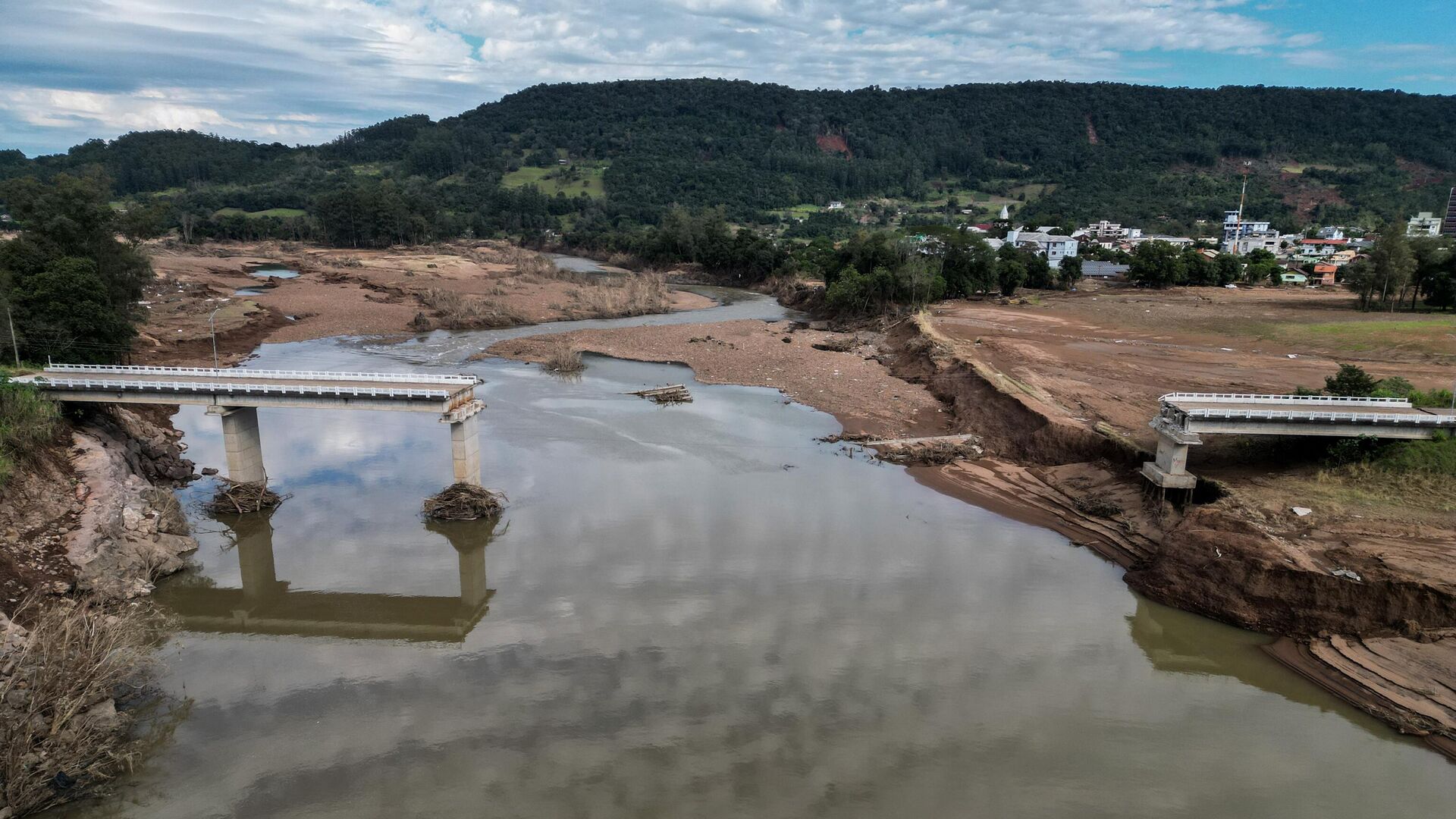 Разрушенный после наводнений мост в штате Риу-Гранди-ду-Сул, Бразилия. 21 мая 2024 - РИА Новости, 1920, 22.05.2024