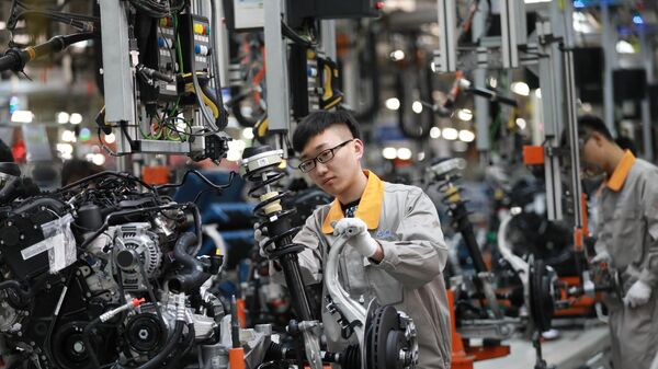 Работник  на автомобильном заводе в Китае