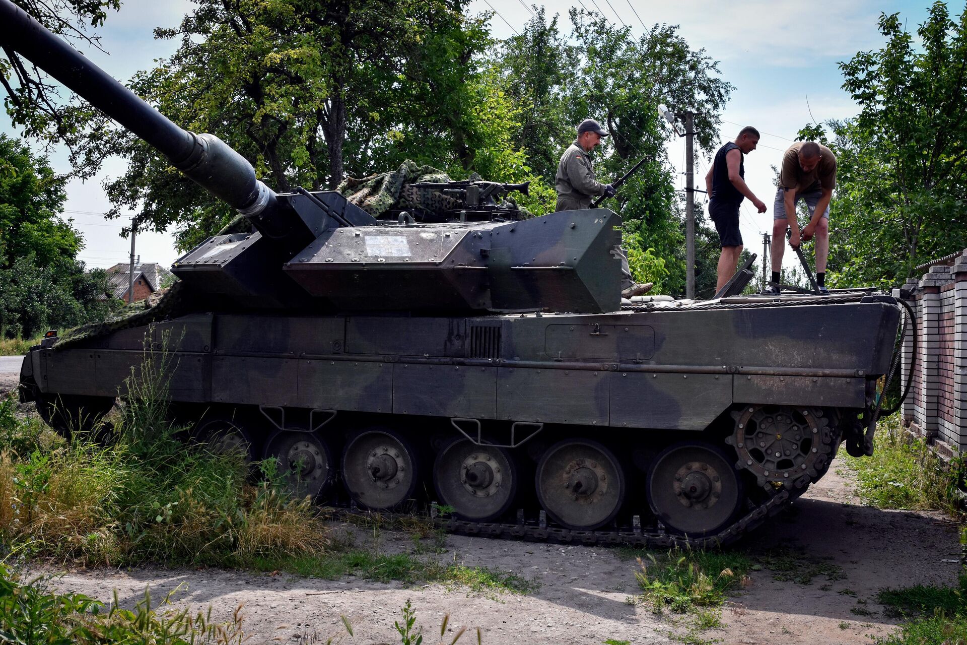 Украинские военные ремонтируют немецкий танк Leopard 2 - РИА Новости, 1920, 04.06.2024