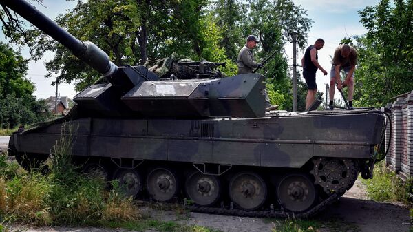 Украинские военные ремонтируют немецкий танк Leopard 2