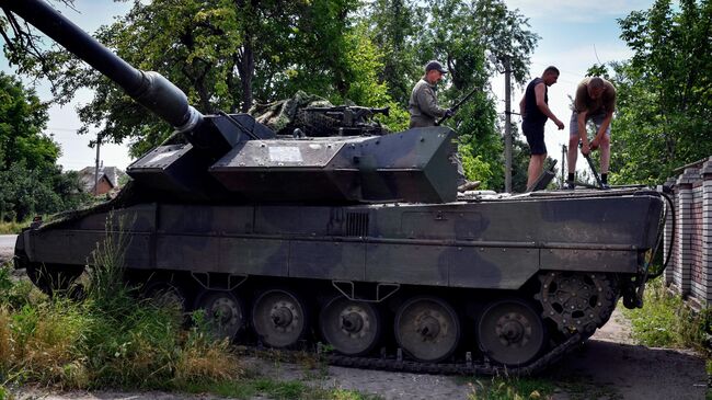 Военные ремонтируют немецкий танк Leopard 2
