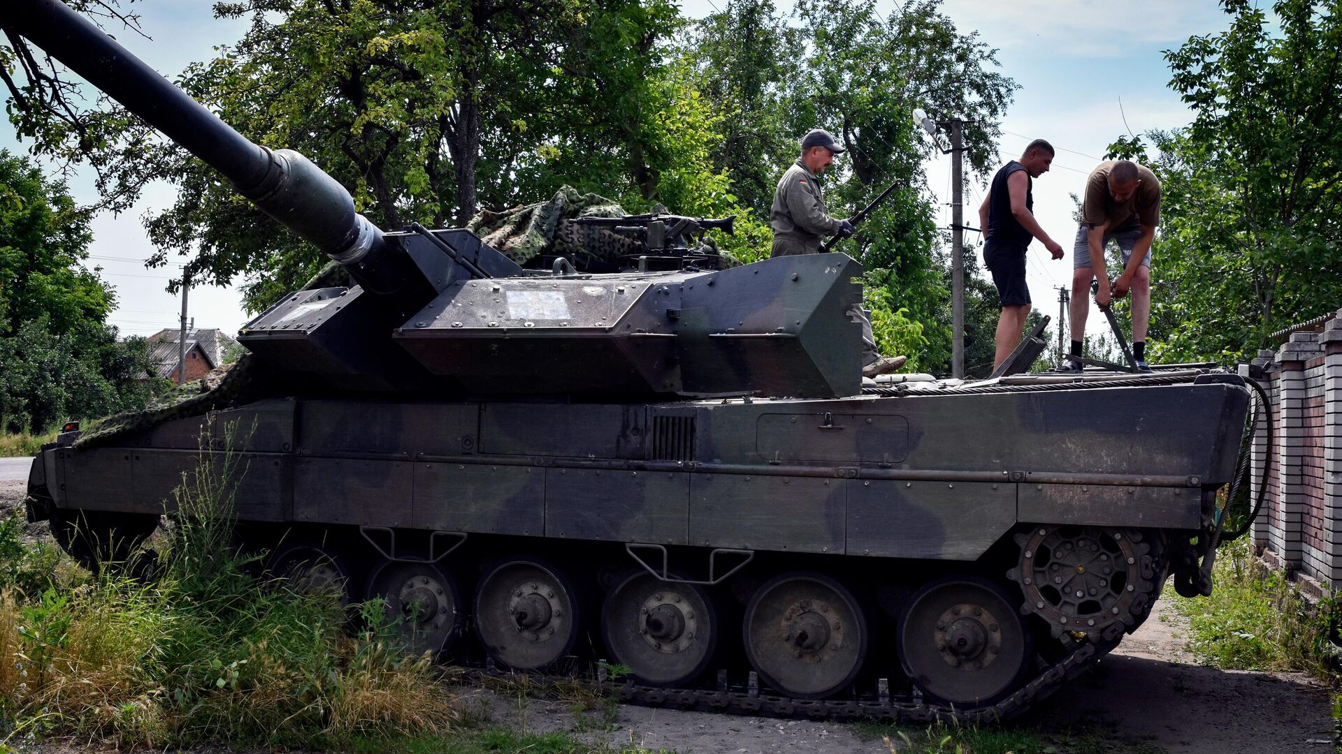 Украинские военные ремонтируют немецкий танк Leopard 2 - РИА Новости, 1920, 06.06.2024