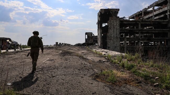 Военнослужащий на территории разрушенного аэропорта Донецка