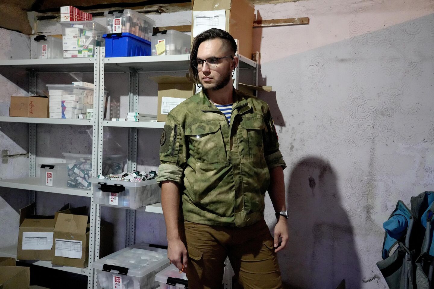 Фельдшер работает в группе эвакуации Фельдшер работает в группе эвакуации