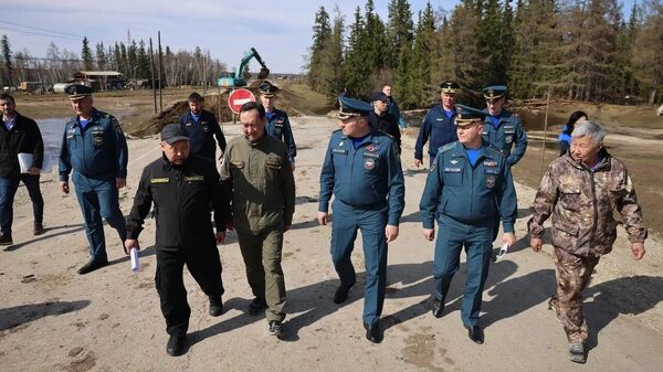 Глава МЧС России посетил пострадавшее от паводка якутское село Хатырык